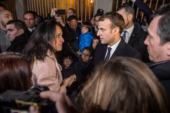 Le président Emmanuel Macron salue Stéphanie Colonna, la femme de Yvan Colonna à la sortie du musée Fesch à Ajaccio le 6 février 2018. © Christophe Petit Tesson / Pool / Bestimage 