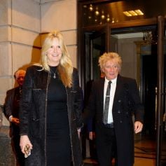 Rod Stewart et son épouse Penny Lancaster quittent l'hôtel Ritz-Carlton et se rend au Musée d'Art Moderne pour assister au défilé de mode Ralph Lauren Collection, collection automne-hiver 2022. New York, le 22 mars 2022.