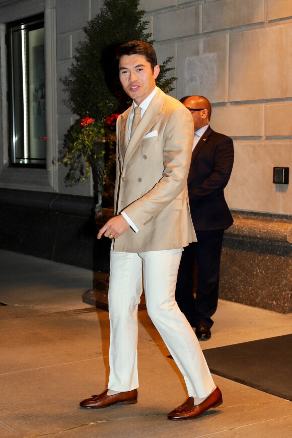 Henry Golding quitte l'hôtel Ritz-Carlton et se rend au Musée d'Art Moderne pour assister au défilé de mode Ralph Lauren Collection, collection automne-hiver 2022. New York, le 22 mars 2022.