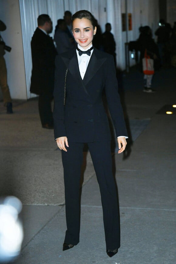 Lily Collins arrive au Musée d'Art Moderne pour assister au défilé de mode Ralph Lauren Collection, collection automne-hiver 2022. New York, le 22 mars 2022.