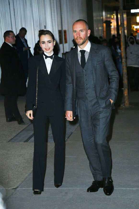 Lily Collins et son mari Charlie McDowell arrivent au Musée d'Art Moderne pour assister au défilé de mode Ralph Lauren Collection, collection automne-hiver 2022. New York, le 22 mars 2022.
