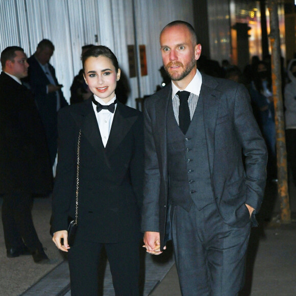 Lily Collins et son mari Charlie McDowell arrivent au Musée d'Art Moderne pour assister au défilé de mode Ralph Lauren Collection, collection automne-hiver 2022. New York, le 22 mars 2022.
