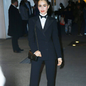 Lily Collins arrive au Musée d'Art Moderne pour assister au défilé de mode Ralph Lauren Collection, collection automne-hiver 2022. New York, le 22 mars 2022.