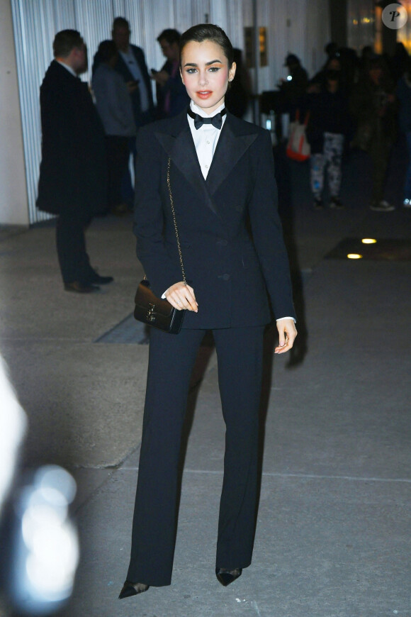 Lily Collins arrive au Musée d'Art Moderne pour assister au défilé de mode Ralph Lauren Collection, collection automne-hiver 2022. New York, le 22 mars 2022.