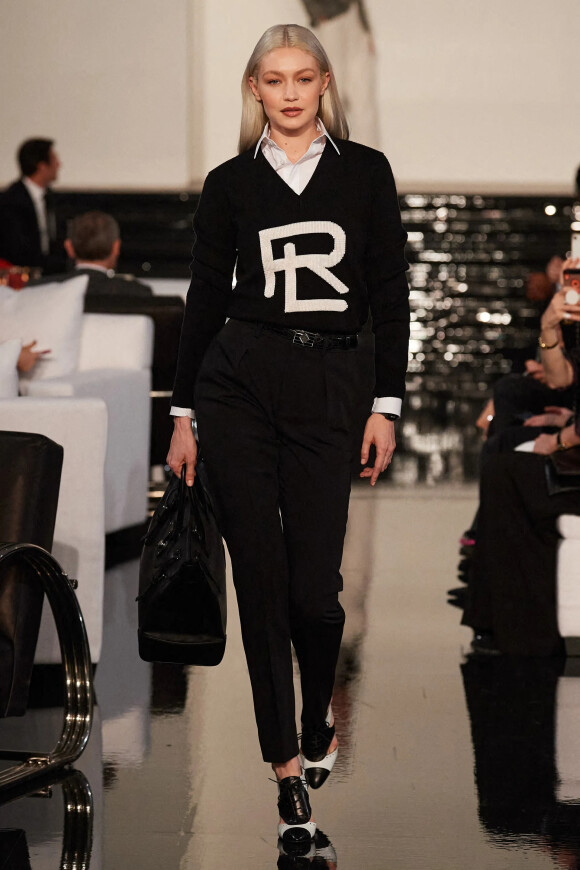 Gigi Hadid a participé au défilé de mode Ralph Lauren Collection, collection automne-hiver 2022, au Musée d'Art Moderne de New York. Le 22 mars 2022.