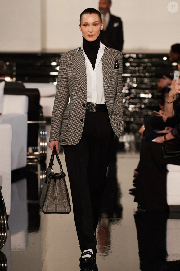 Bella Hadid a participé au défilé de mode Ralph Lauren Collection, collection automne-hiver 2022, au Musée d'Art Moderne de New York. Le 22 mars 2022.