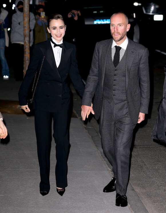 Lily Collins et son mari Charlie McDowell ont assisté au défilé de mode Ralph Lauren Collection, collection automne-hiver 2022, au Musée d'Art Moderne de New York. Le 22 mars 2022.