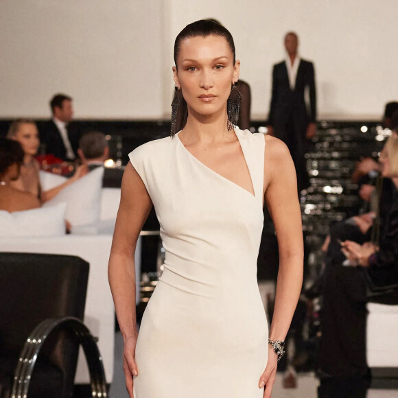 Bella Hadid a participé au défilé de mode Ralph Lauren Collection, collection automne-hiver 2022, au Musée d'Art Moderne de New York. Le 22 mars 2022.