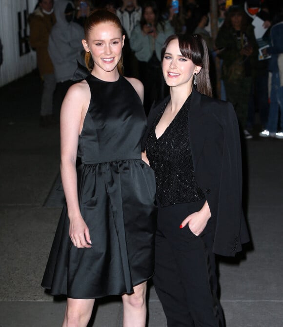 Rachel Brosnahan (à droite) et sa petite soeur Lydia ont assisté au défilé de mode Ralph Lauren Collection, collection automne-hiver 2022, au Musée d'Art Moderne de New York. Le 22 mars 2022.