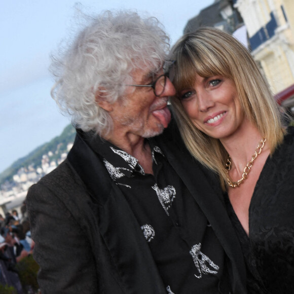 Louis Bertignac et sa compagne Laetitia Brichet - People sur le tapis rouge lors du 35ème festival du film de Cabourg le 11 juin 2021 © Coadic Guirec / Bestimage 