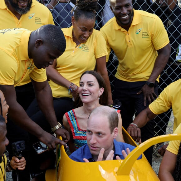 Le prince William, duc de Cambridge, et Catherine (Kate) Middleton, duchesse de Cambridge, rencontrent l'équipe nationale de bobsleigh lors de leur voyage officiel en Jamaique, le 22 mars 2022. 