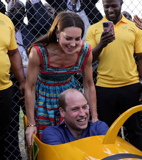 Le prince William, duc de Cambridge, et Catherine (Kate) Middleton, duchesse de Cambridge, rencontrent l'équipe nationale de bobsleigh lors de leur voyage officiel en Jamaique, le 22 mars 2022. 