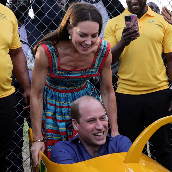 Le prince William, duc de Cambridge, et Catherine (Kate) Middleton, duchesse de Cambridge, rencontrent l'équipe nationale de bobsleigh lors de leur voyage officiel en Jamaique, le 22 mars 2022. 