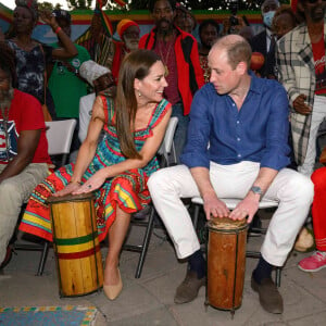 Le prince William, duc de Cambridge, et Catherine (Kate) Middleton, duchesse de Cambridge, vont à la rencontre des habitants lors d'une visite à Trench Town, le berceau du reggae à Kingston, en Jamaïque, au quatrième jour de leur tournée dans les Caraïbes, pour marquer le jubilé de platine de la reine. Kingston, le 22 mars 2022. 