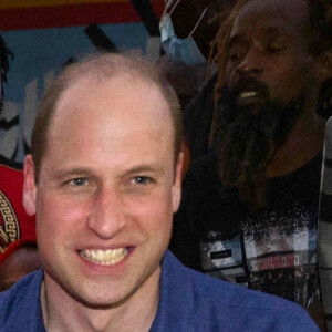 Le prince William, duc de Cambridge, à la rencontre des habitants lors d'une visite à Trench Town, le berceau du reggae à Kingston, en Jamaïque, au quatrième jour de leur tournée dans les Caraïbes, pour marquer le jubilé de platine de la reine. Kingston, le 22 mars 2022. 