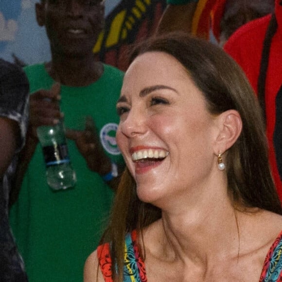 Catherine (Kate) Middleton, duchesse de Cambridge, à la rencontre des habitants lors d'une visite à Trench Town, le berceau du reggae à Kingston, en Jamaïque, au quatrième jour de leur tournée dans les Caraïbes, pour marquer le jubilé de platine de la reine. Kingston, le 22 mars 2022. 