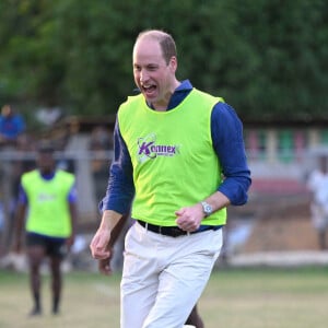 Le prince William, duc de Cambridge, lors d'une visite sur un terrain de football de Trenchtown à Kingston, en Jamaïque, au quatrième jour de leur tournée dans les Caraïbes, pour marquer le jubilé de platine de la reine. Kingston, le 22 mars 2022. 