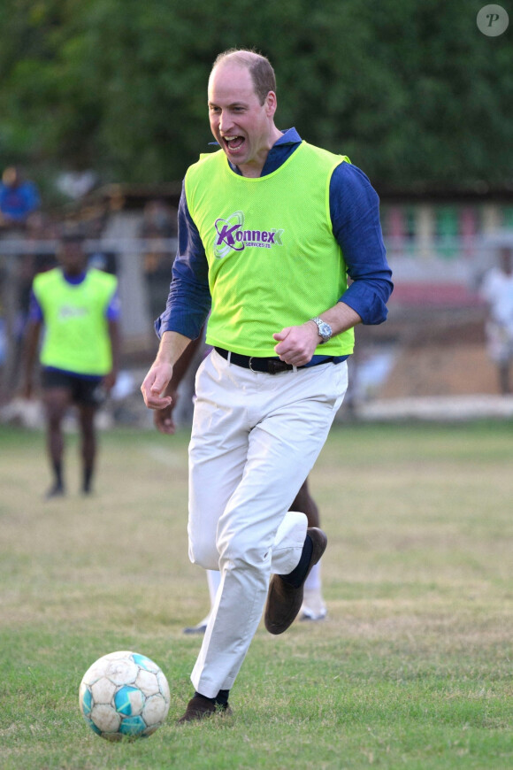 Le prince William, duc de Cambridge, lors d'une visite sur un terrain de football de Trenchtown à Kingston, en Jamaïque, au quatrième jour de leur tournée dans les Caraïbes, pour marquer le jubilé de platine de la reine. Kingston, le 22 mars 2022. 