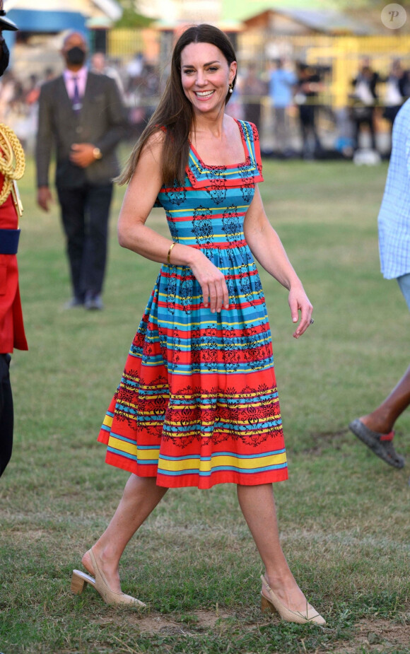 Catherine (Kate) Middleton, duchesse de Cambridge, lors d'une visite sur un terrain de football de Trenchtown à Kingston, en Jamaïque, au quatrième jour de leur tournée dans les Caraïbes, pour marquer le jubilé de platine de la reine. Kingston, le 22 mars 2022. 