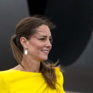 Catherine (Kate) Middleton, duchesse de Cambridge, sur le tarmac de l'aéroport Norman Manley lors de leur voyage officiel en Jamaique, le 22 mars 2022. 