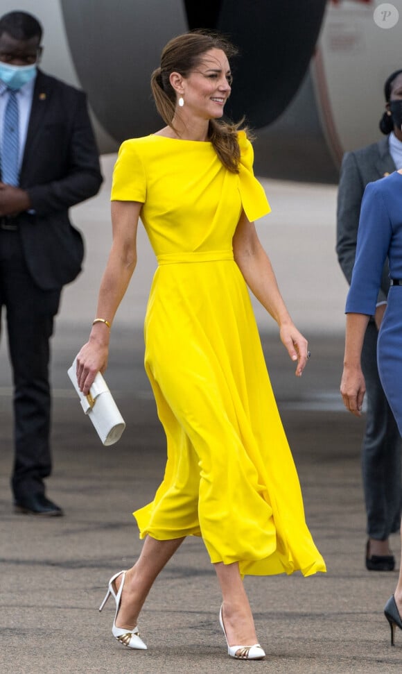 Catherine (Kate) Middleton, duchesse de Cambridge, sur le tarmac de l'aéroport Norman Manley lors de leur voyage officiel en Jamaique, le 22 mars 2022. 
