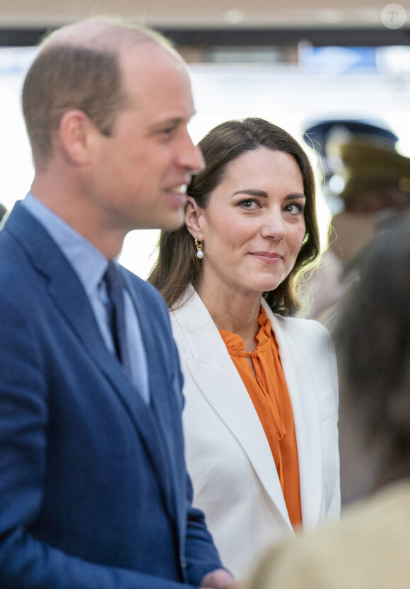 Le prince William, duc de Cambridge, et Catherine (Kate) Middleton, duchesse de Cambridge, rencontrent le Premier ministre de Jamaïque, Andrew Holness et sa femme Juliet à Kingston lors de leur visite officielle dans les Caraïbes pour marquer le jubilé de la reine. Le 23 mars 2022. 