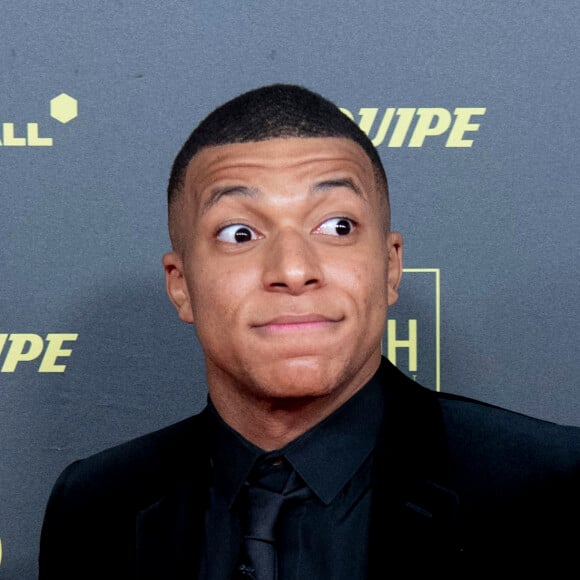 Kylian Mbappe - Photocall de la cérémonie du Ballon d'Or 2021 au Théâtre du Châtelet à Paris. Le 29 novembre 2021. © Jean-Baptiste Autissier / Panoramic / Bestimage