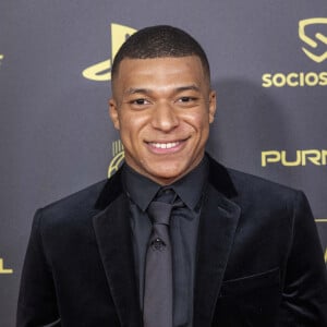 Kylian Mbappé - Photocall de la cérémonie du Ballon d'Or au Théâtre du Châtelet. © Cyril Moreau/Bestimage