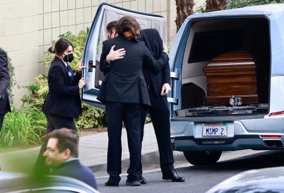 John Mayer, John Stamos - La famille et les amis se réunissent pour les funérailles de Bob Saget au "Mt. Sinai Memorial Parks and Mortuaries" à Los Angeles, le 14 janvier 2022.