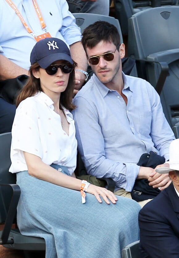 Gaspard Ulliel et sa compagne Gaëlle Pietri dans les tribunes des Internationaux de Tennis de Roland Garros à Paris le 7 juin 2017 © Cyril Moreau-Dominique Jacovides/Bestimage