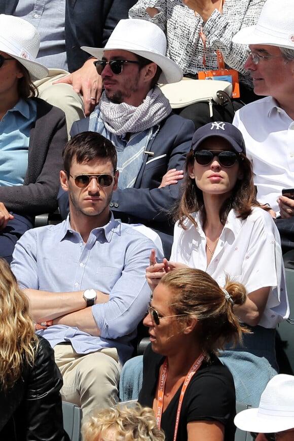 Gaspard Ulliel et Gaëlle Pietri dans les tribunes des Internationaux de Tennis de Roland Garros à Paris le 7 juin 2017 © Cyril Moreau-Dominique Jacovides/Bestimage 