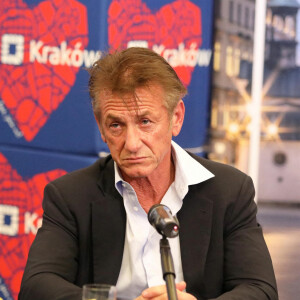 Sean Penn, via sa fondation Core, vient en aide aux réfugiés ukrainiens à Cracovie (Pologne) qui fuient la guerre russo-ukrainienne. L'acteur de 61 ans a donné une conférence de presse avec le maire de Cracovie, Jacek Majchrowski