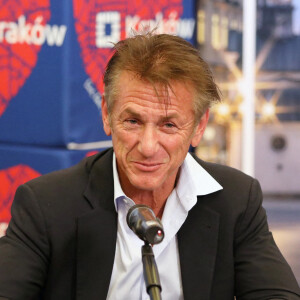 Sean Penn, via sa fondation Core, vient en aide aux réfugiés ukrainiens à Cracovie (Pologne) qui fuient la guerre russo-ukrainienne. L'acteur de 61 ans a donné une conférence de presse avec le maire de Cracovie, Jacek Majchrowski, le 23 mars 2022. 