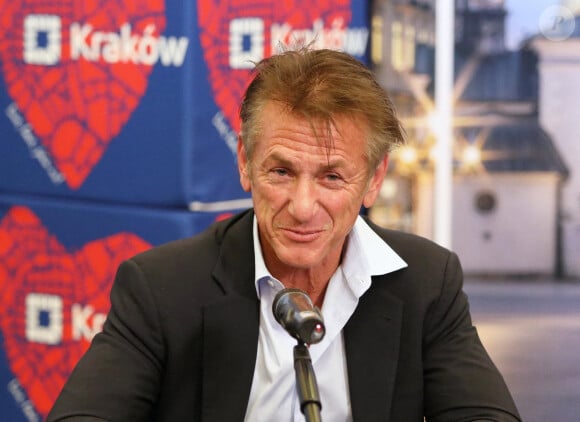 Sean Penn, via sa fondation Core, vient en aide aux réfugiés ukrainiens à Cracovie (Pologne) qui fuient la guerre russo-ukrainienne. L'acteur de 61 ans a donné une conférence de presse avec le maire de Cracovie, Jacek Majchrowski, le 23 mars 2022. 