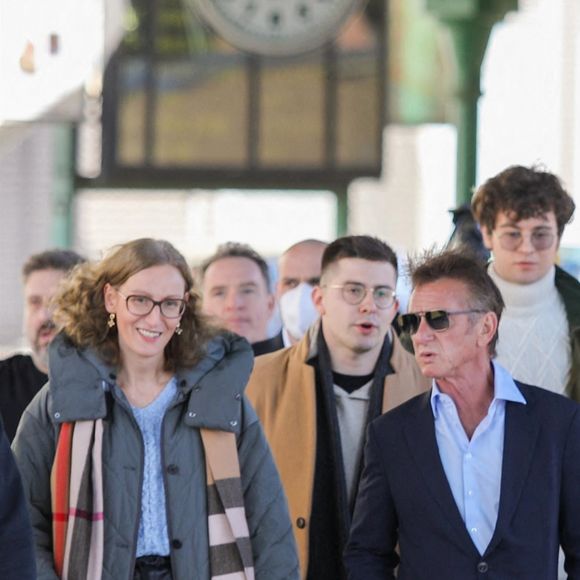 Sean Penn, via sa fondation Core, vient en aide aux réfugiés ukrainiens à Cracovie (Pologne) qui fuient la guerre russo-ukrainienne. L'acteur de 61 ans a donné une conférence de presse avec le maire de Cracovie, Jacek Majchrowski, le 23 mars 2022. 