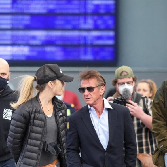 Sean Penn, via sa fondation Core, vient en aide aux réfugiés ukrainiens à Cracovie (Pologne) qui fuient la guerre russo-ukrainienne. L'acteur de 61 ans a donné une conférence de presse avec le maire de Cracovie, Jacek Majchrowski, le 23 mars 2022. 