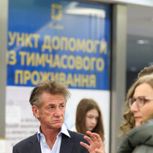 Sean Penn, via sa fondation Core, vient en aide aux réfugiés ukrainiens à Cracovie (Pologne) qui fuient la guerre russo-ukrainienne. L'acteur de 61 ans a donné une conférence de presse avec le maire de Cracovie, Jacek Majchrowski, le 23 mars 2022. 