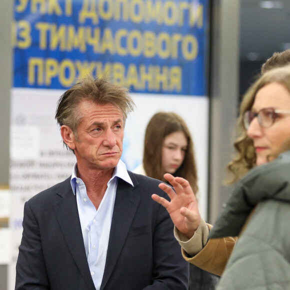Sean Penn, via sa fondation Core, vient en aide aux réfugiés ukrainiens à Cracovie (Pologne) qui fuient la guerre russo-ukrainienne. L'acteur de 61 ans a donné une conférence de presse avec le maire de Cracovie, Jacek Majchrowski, le 23 mars 2022. 