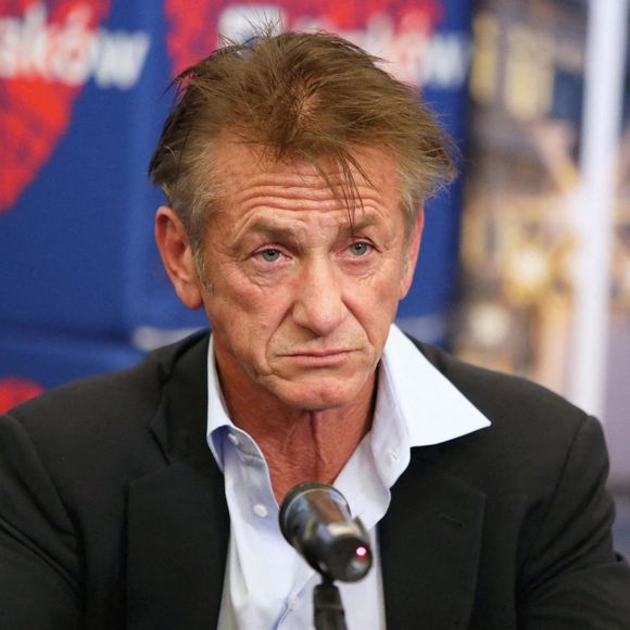 Sean Penn, via sa fondation Core, vient en aide aux réfugiés ukrainiens à Cracovie (Pologne) qui fuient la guerre russo-ukrainienne. L'acteur de 61 ans a donné une conférence de presse avec le maire de Cracovie, Jacek Majchrowski, le 23 mars 2022. 