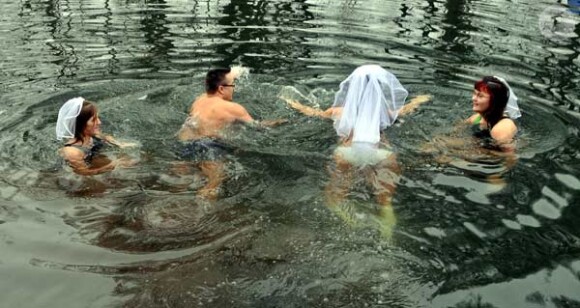 Tatana Guzioti et Tomas Prokop se marient nus dans une rivière glacée en Republique Tcheque