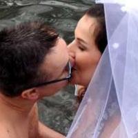 Regardez ce couple se marier nu dans une rivière glacée !