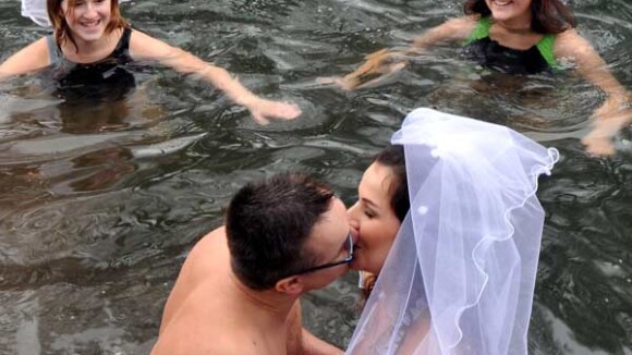 Regardez ce couple se marier nu dans une rivière glacée !