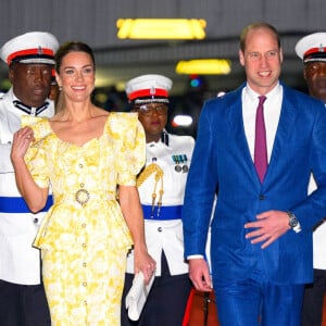 Le prince William et Kate Middleton quittent les Bahamas depuis l'aéroport international Lynden Pindling. Ce départ marque la fin de leur tournée dans les Caraïbes, au nom de la reine Elizabeth, pour célébrer son jubilé de platine. Le 26 mars 2022.