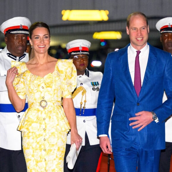 Le prince William et Kate Middleton quittent les Bahamas depuis l'aéroport international Lynden Pindling. Ce départ marque la fin de leur tournée dans les Caraïbes, au nom de la reine Elizabeth, pour célébrer son jubilé de platine. Le 26 mars 2022.