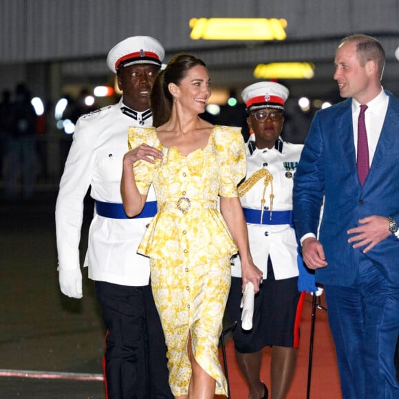 Le prince William et Kate Middleton quittent les Bahamas depuis l'aéroport international Lynden Pindling. Ce départ marque la fin de leur tournée dans les Caraïbes, au nom de la reine Elizabeth, pour célébrer son jubilé de platine. Le 26 mars 2022.