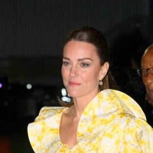 Le prince William et Kate Middleton quittent les Bahamas depuis l'aéroport international Lynden Pindling. Ce départ marque la fin de leur tournée dans les Caraïbes, au nom de la reine Elizabeth, pour célébrer son jubilé de platine. Le 26 mars 2022.Queen to mark her Platinum Jubilee.