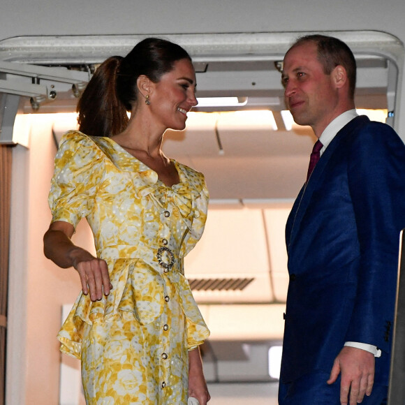 Le prince William et Kate Middleton quittent les Bahamas depuis l'aéroport international Lynden Pindling. Ce départ marque la fin de leur tournée dans les Caraïbes, au nom de la reine Elizabeth, pour célébrer son jubilé de platine. Le 26 mars 2022.