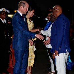 Le prince William et Kate Middleton quittent les Bahamas depuis l'aéroport international Lynden Pindling. Ce départ marque la fin de leur tournée dans les Caraïbes, au nom de la reine Elizabeth, pour célébrer son jubilé de platine. Le 26 mars 2022.