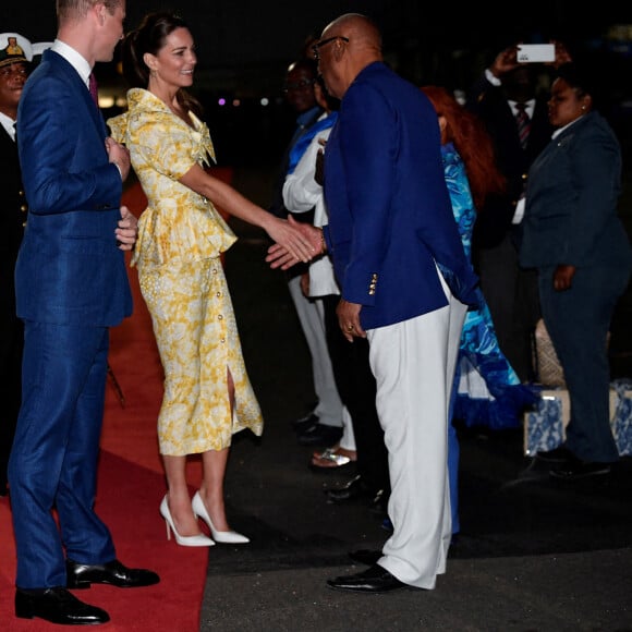 Le prince William et Kate Middleton quittent les Bahamas depuis l'aéroport international Lynden Pindling. Ce départ marque la fin de leur tournée dans les Caraïbes, au nom de la reine Elizabeth, pour célébrer son jubilé de platine. Le 26 mars 2022.