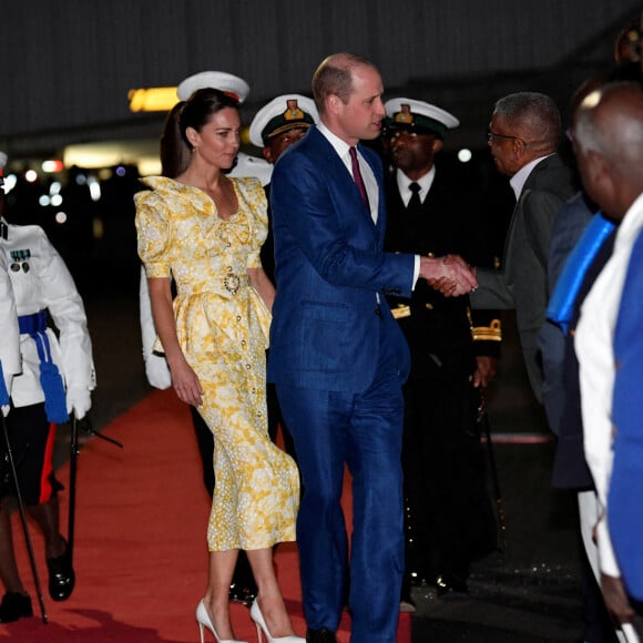 Le prince William et Kate Middleton quittent les Bahamas depuis l'aéroport international Lynden Pindling. Ce départ marque la fin de leur tournée dans les Caraïbes, au nom de la reine Elizabeth, pour célébrer son jubilé de platine. Le 26 mars 2022.